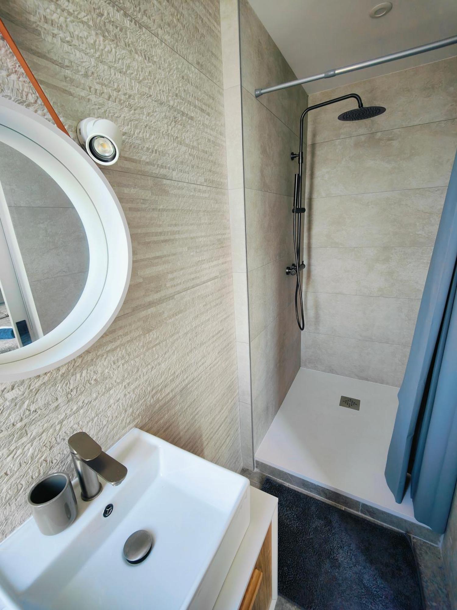 Self-Checkin Town House - Rooms To Rent In A Beautiful Modern Town House - Not A Hotel - Location De Chambres Avec Arrivee En Autonomie - Extra Fee For Sheets And Towels - Private Parking - Check Your Plateform Inbox And Follow Check-In Instructions Saint-Romain-en-Gal المظهر الخارجي الصورة