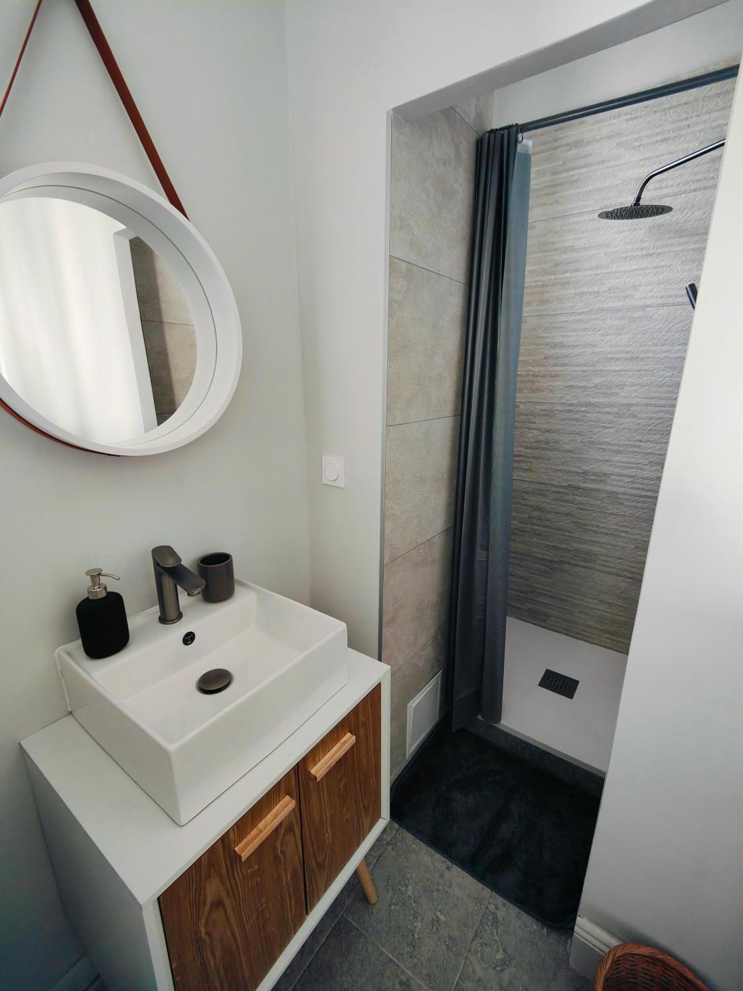 Self-Checkin Town House - Rooms To Rent In A Beautiful Modern Town House - Not A Hotel - Location De Chambres Avec Arrivee En Autonomie - Extra Fee For Sheets And Towels - Private Parking - Check Your Plateform Inbox And Follow Check-In Instructions Saint-Romain-en-Gal المظهر الخارجي الصورة